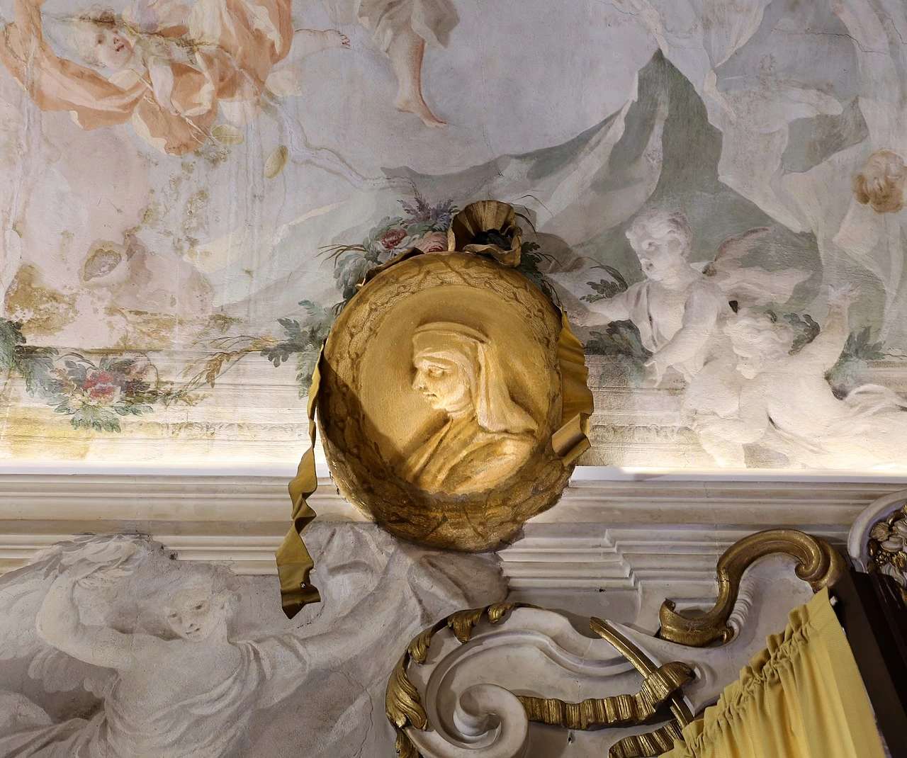Palazzo dei Visacci - galleria con apoteosi della famiglia Guicciardini